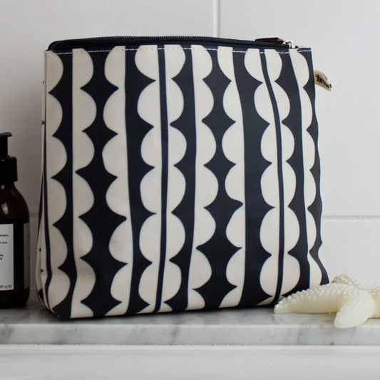 Scallop | Tall Wash Bag